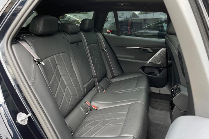 Sort BMW i5 fra 2025