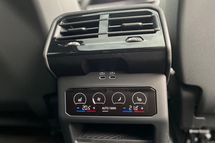 Sort BMW i5 fra 2025