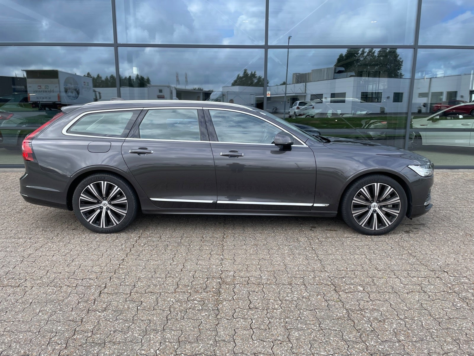 Grå Volvo V90 fra 2022