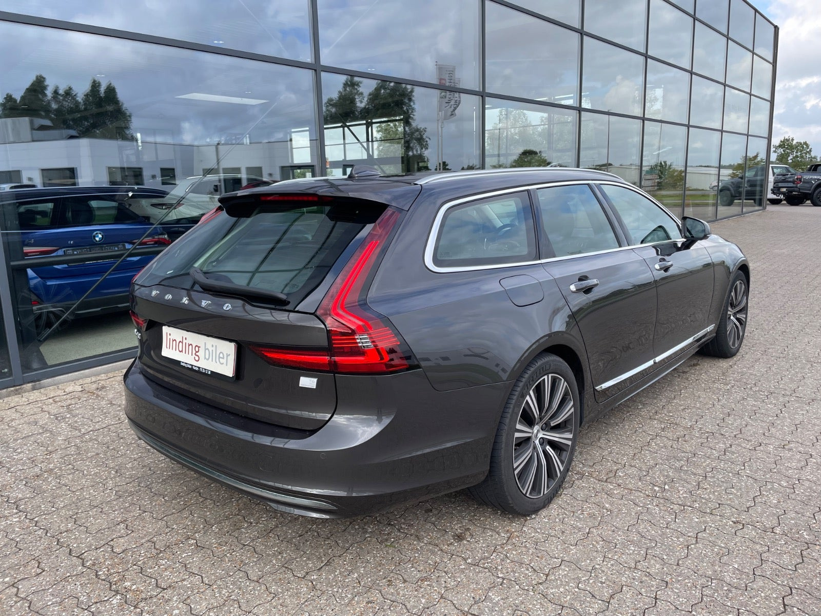 Grå Volvo V90 fra 2022