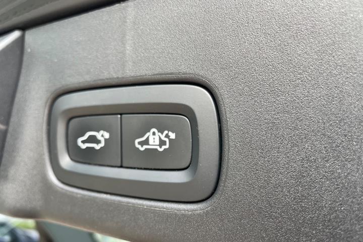 Grå Volvo V90 fra 2022