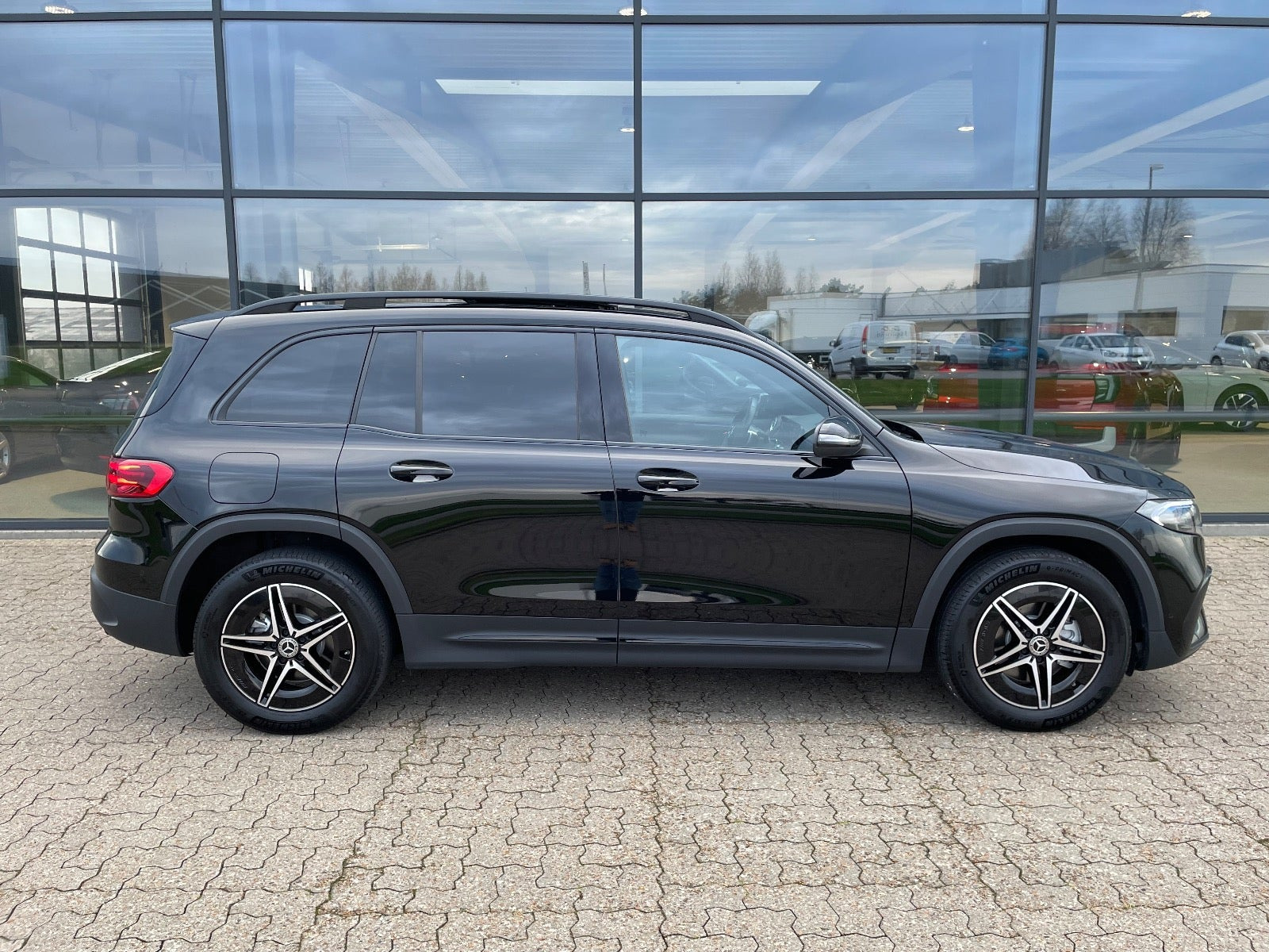 Sort Mercedes EQB250+ fra 2025