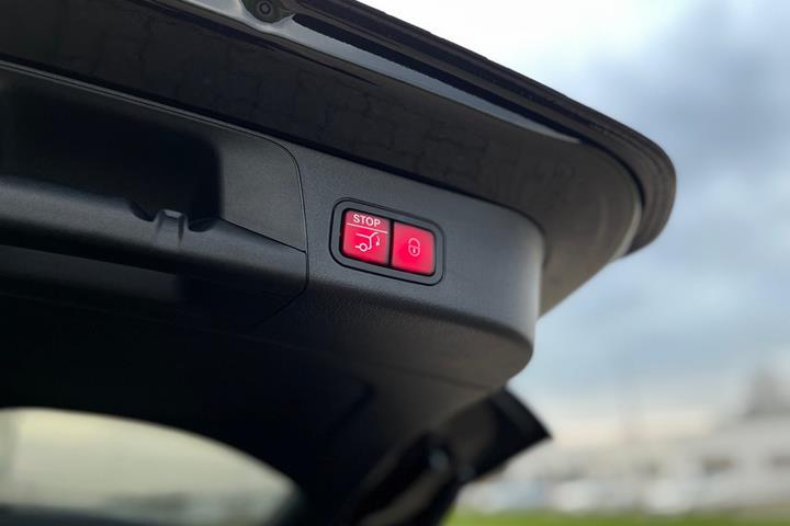 Sort Mercedes EQB250+ fra 2025