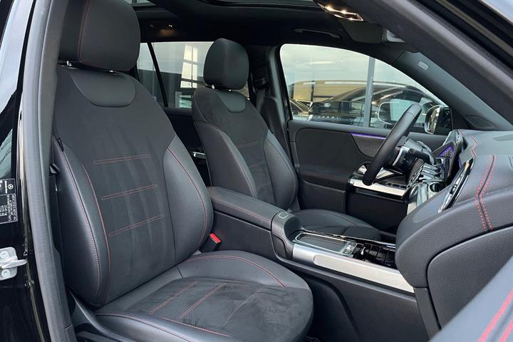 Sort Mercedes EQB250+ fra 2025