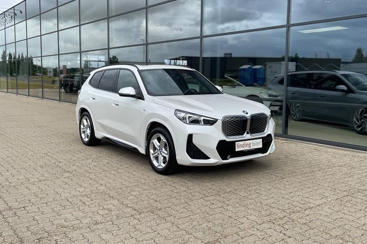 Hvid BMW iX1 fra 2025