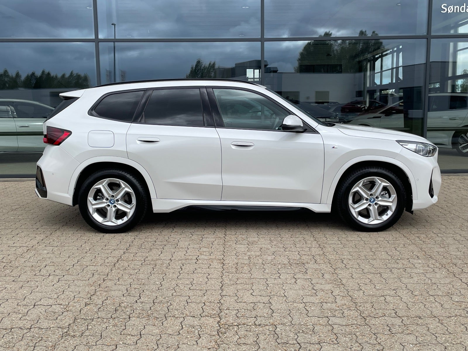 Hvid BMW iX1 fra 2025