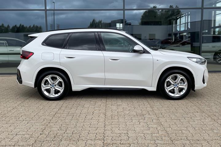 Hvid BMW iX1 fra 2025