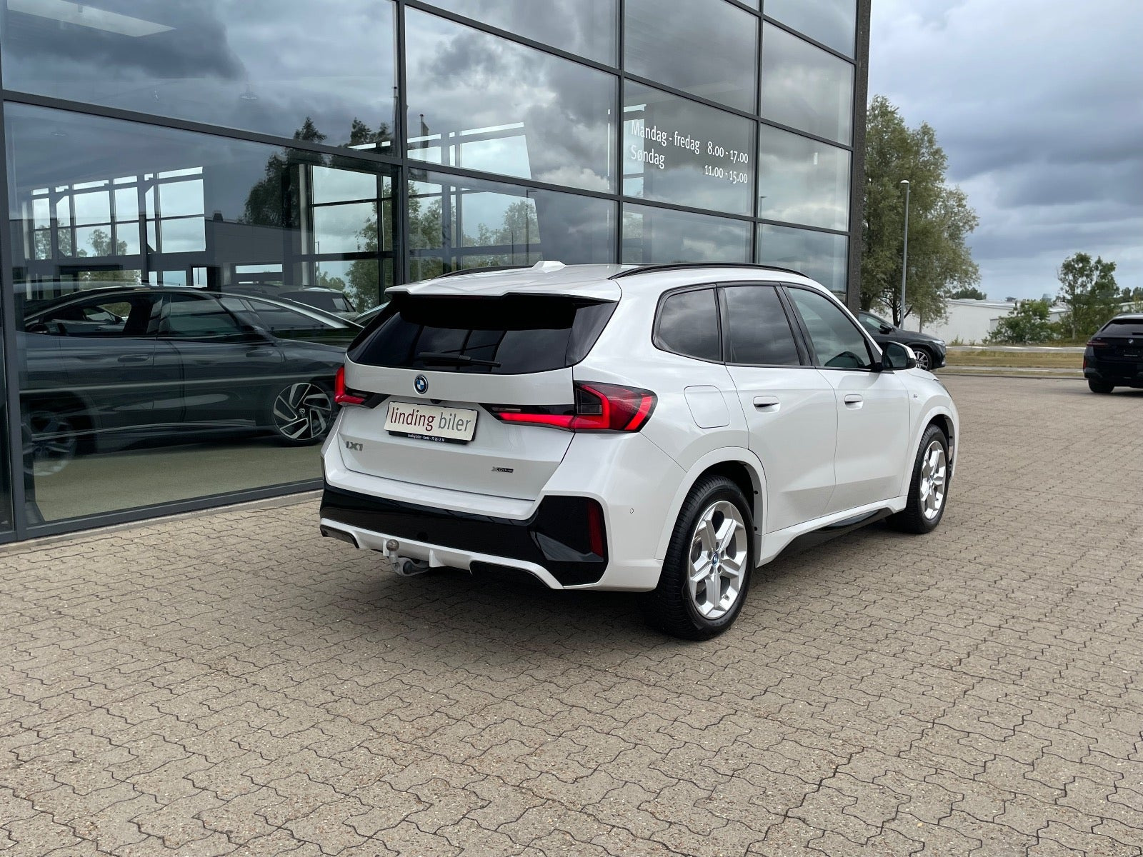 Hvid BMW iX1 fra 2025