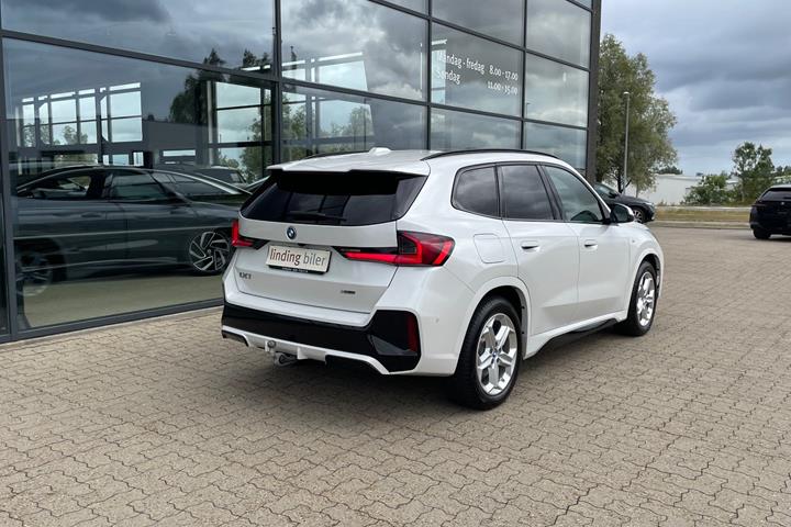 Hvid BMW iX1 fra 2025