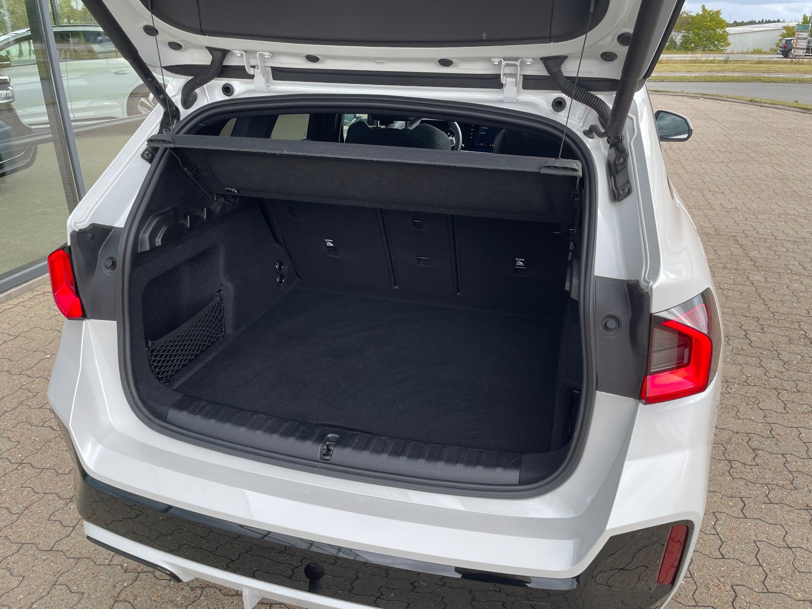 Hvid BMW iX1 fra 2025