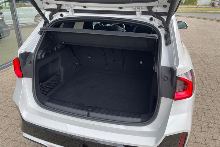 Hvid BMW iX1 fra 2025