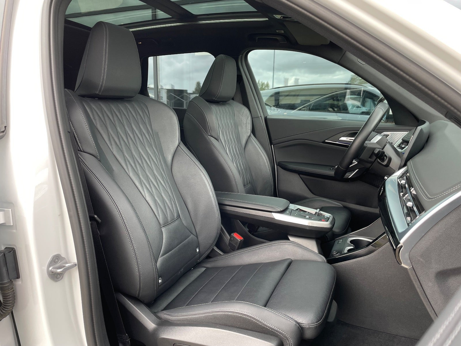 Hvid BMW iX1 fra 2025