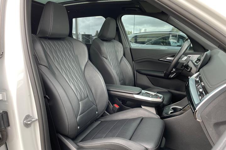 Hvid BMW iX1 fra 2025