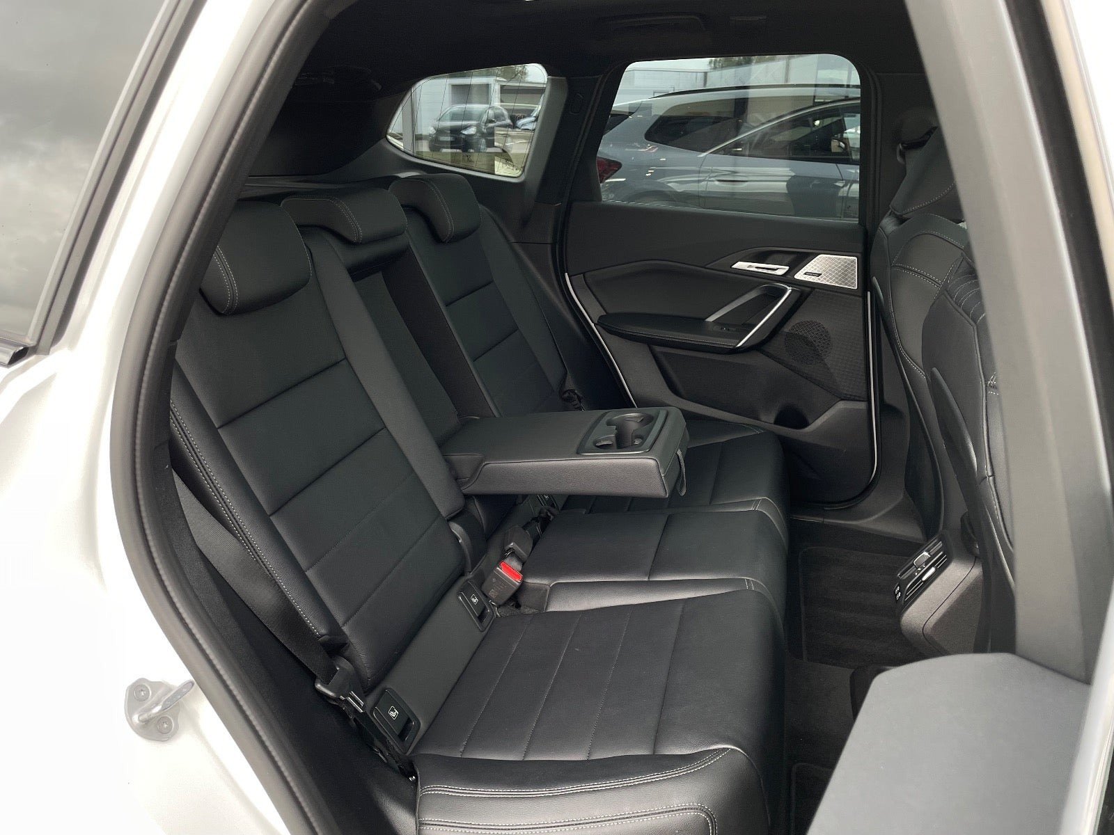 Hvid BMW iX1 fra 2025