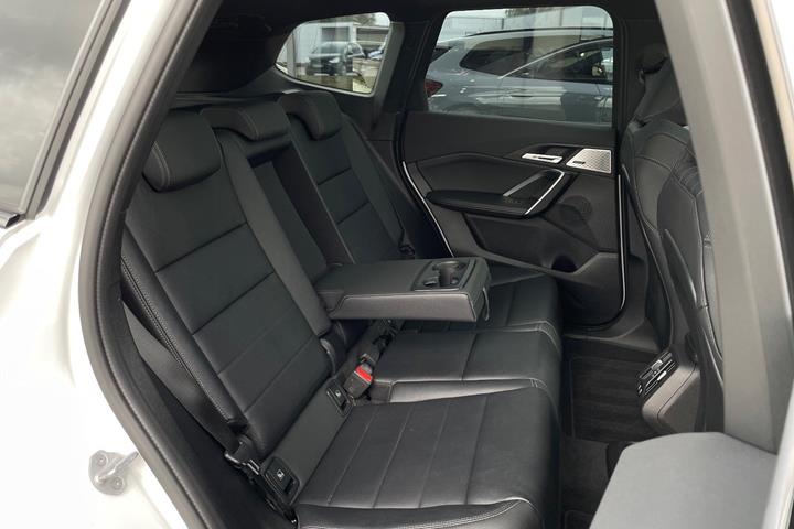 Hvid BMW iX1 fra 2025