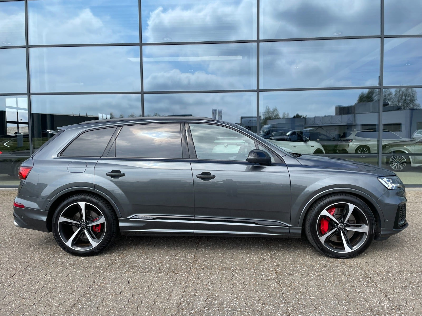 Grå Audi SQ7 fra 2021