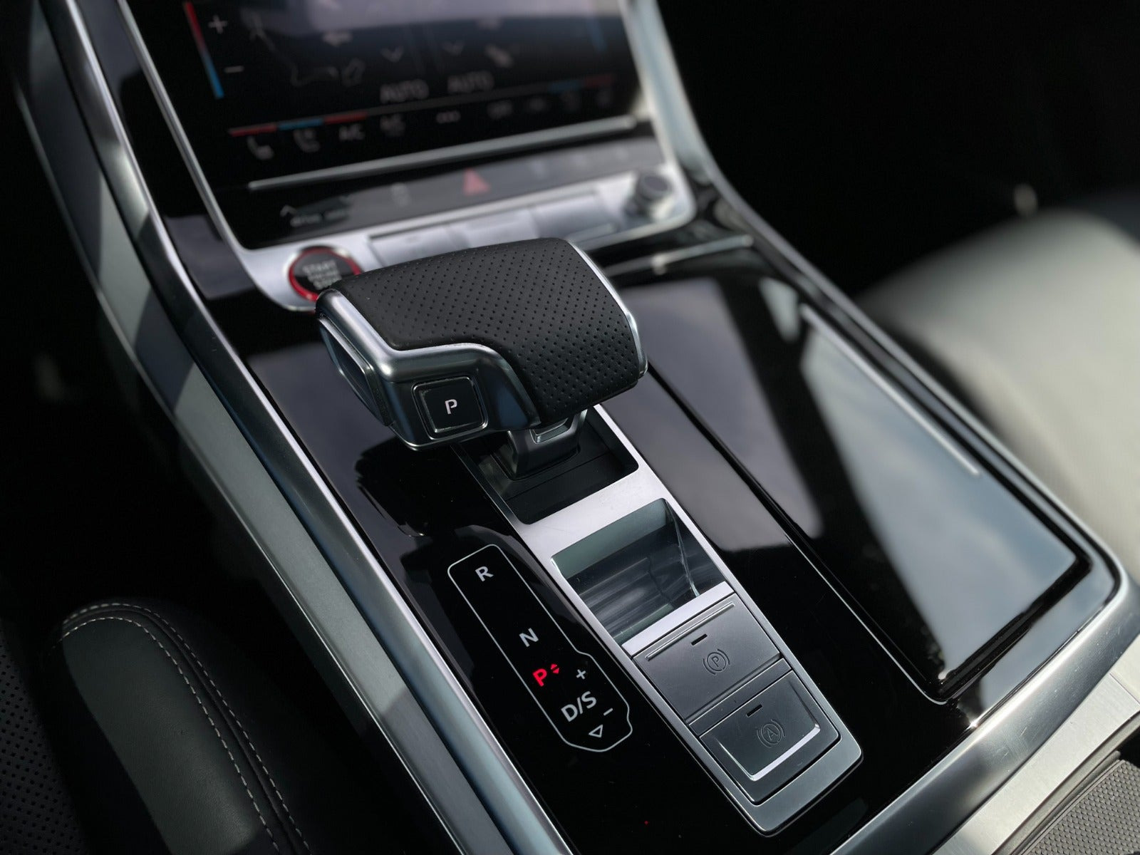 Grå Audi SQ7 fra 2021