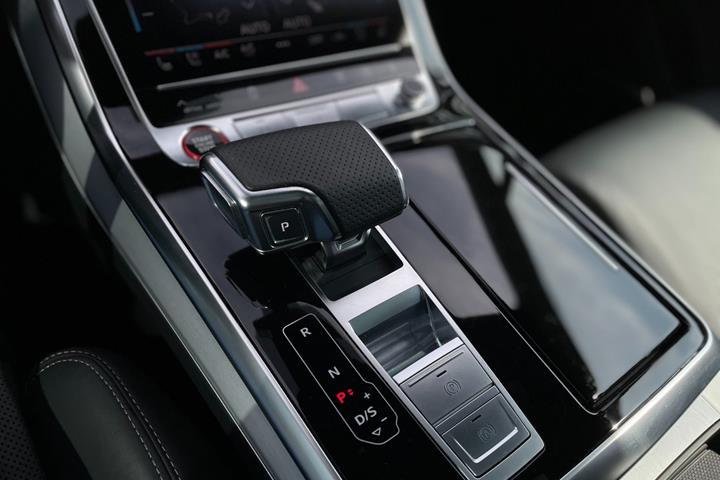 Grå Audi SQ7 fra 2021