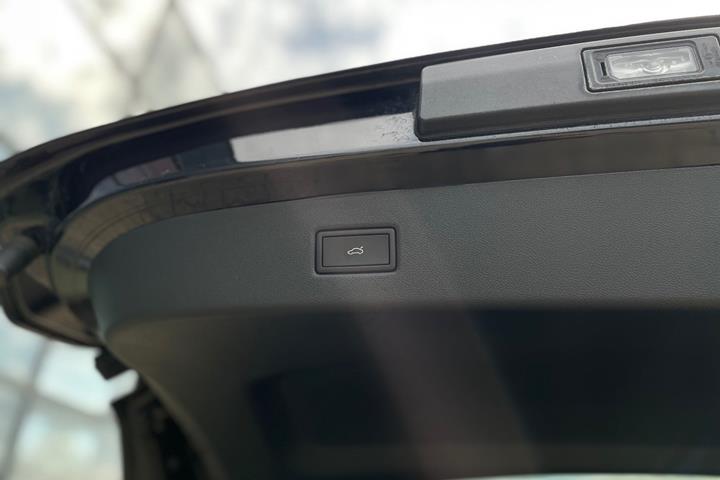 Sort Ford Explorer fra 2025