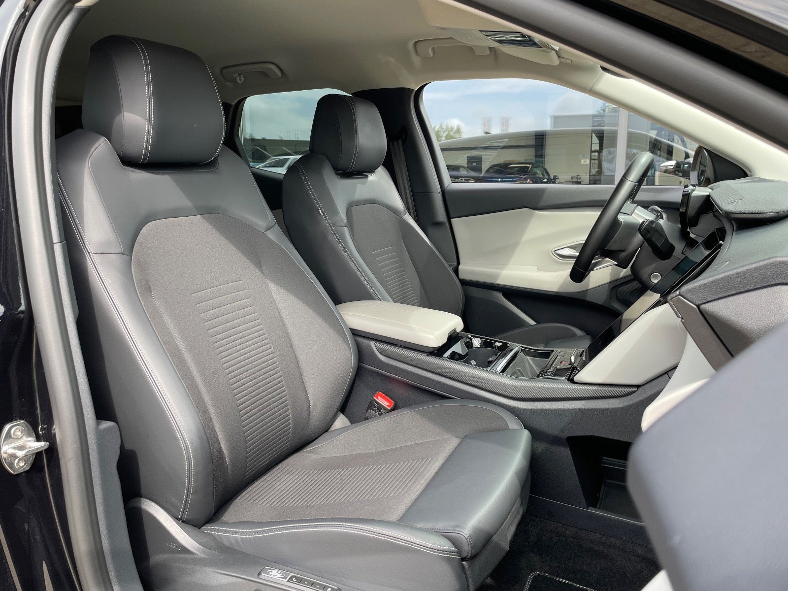 Sort Ford Explorer fra 2025
