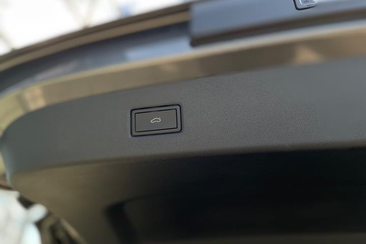 Grå Ford Explorer fra 2025