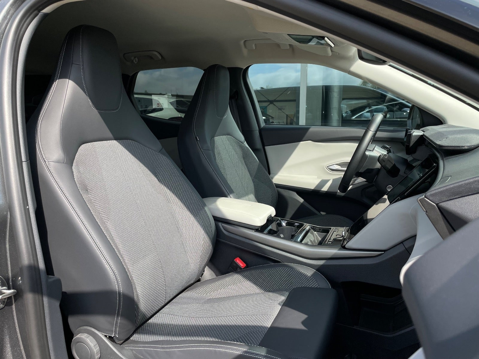 Grå Ford Explorer fra 2025