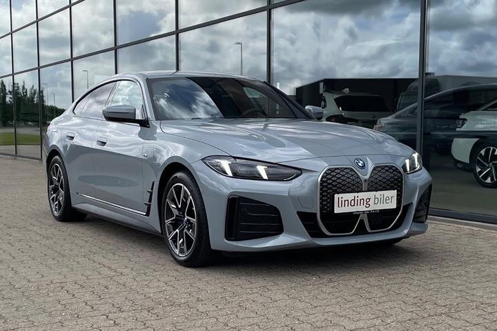 Grå BMW i4 fra 2025
