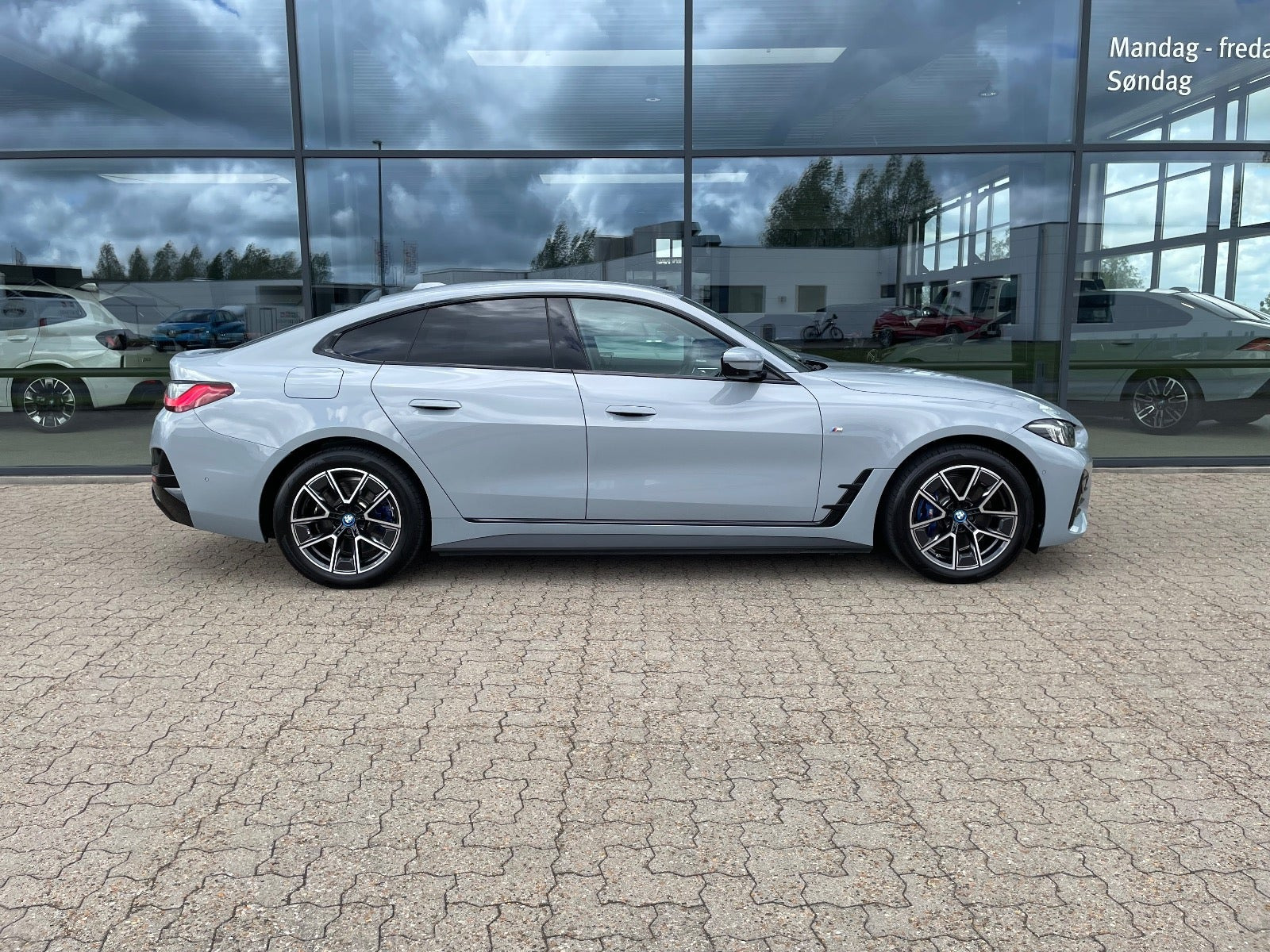 Grå BMW i4 fra 2025