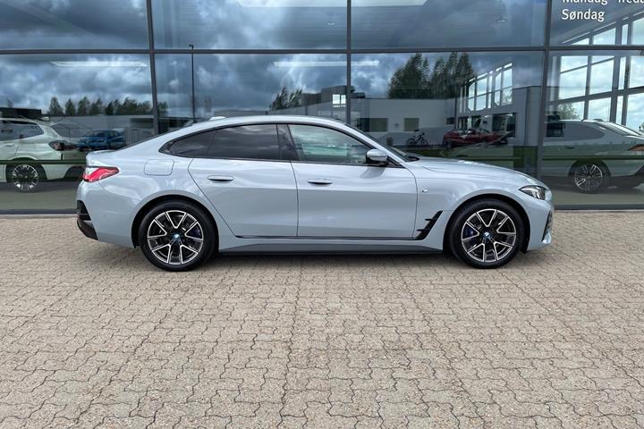 Grå BMW i4 fra 2025