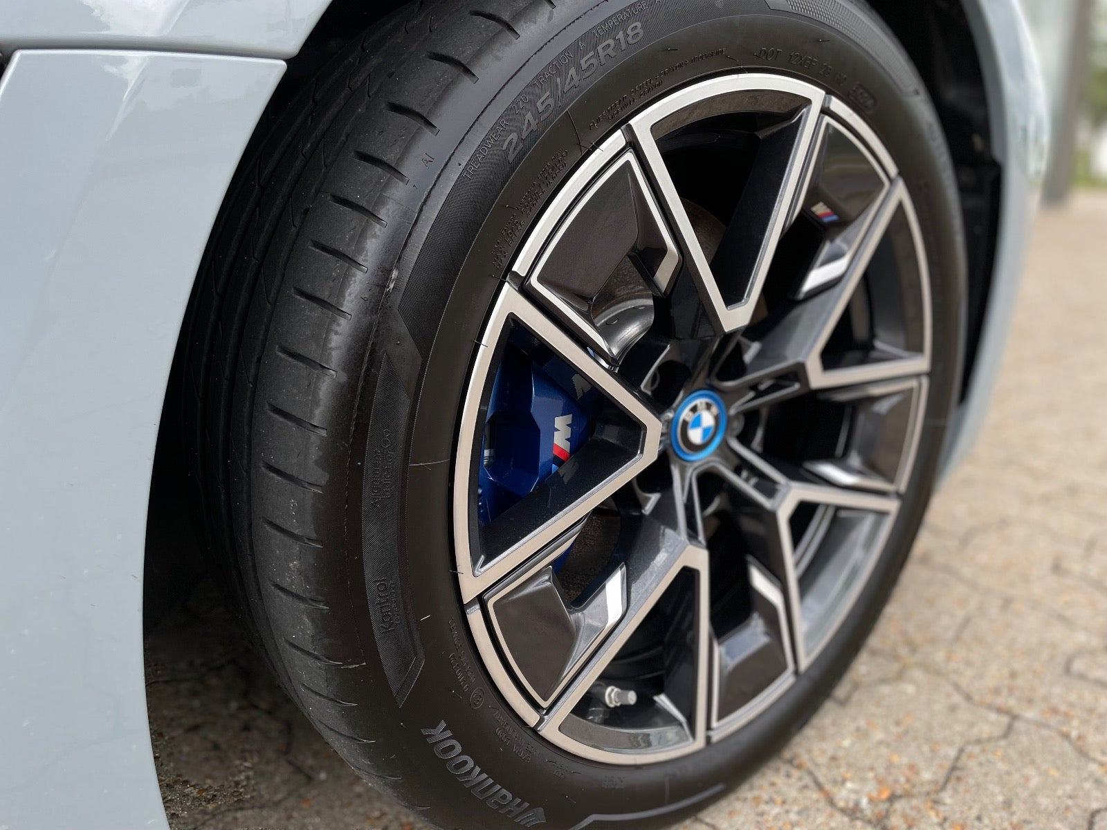 Grå BMW i4 fra 2025