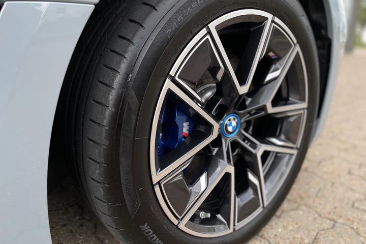 Grå BMW i4 fra 2025