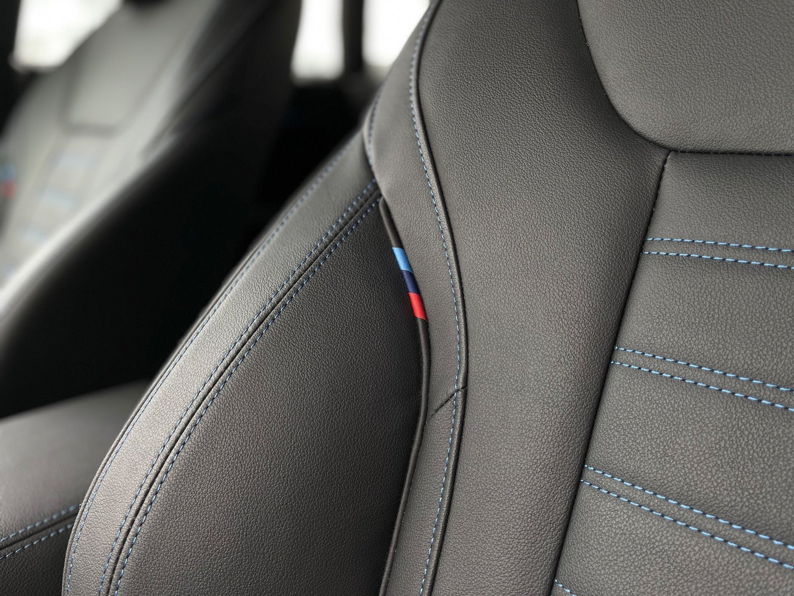 Grå BMW i4 fra 2025
