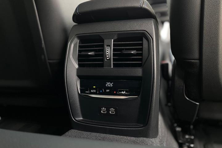 Grå BMW i4 fra 2025