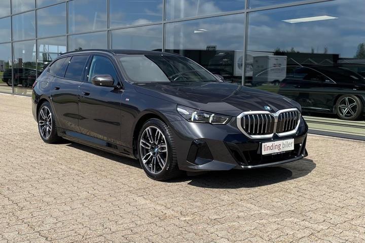 Grå BMW i5 fra 2025