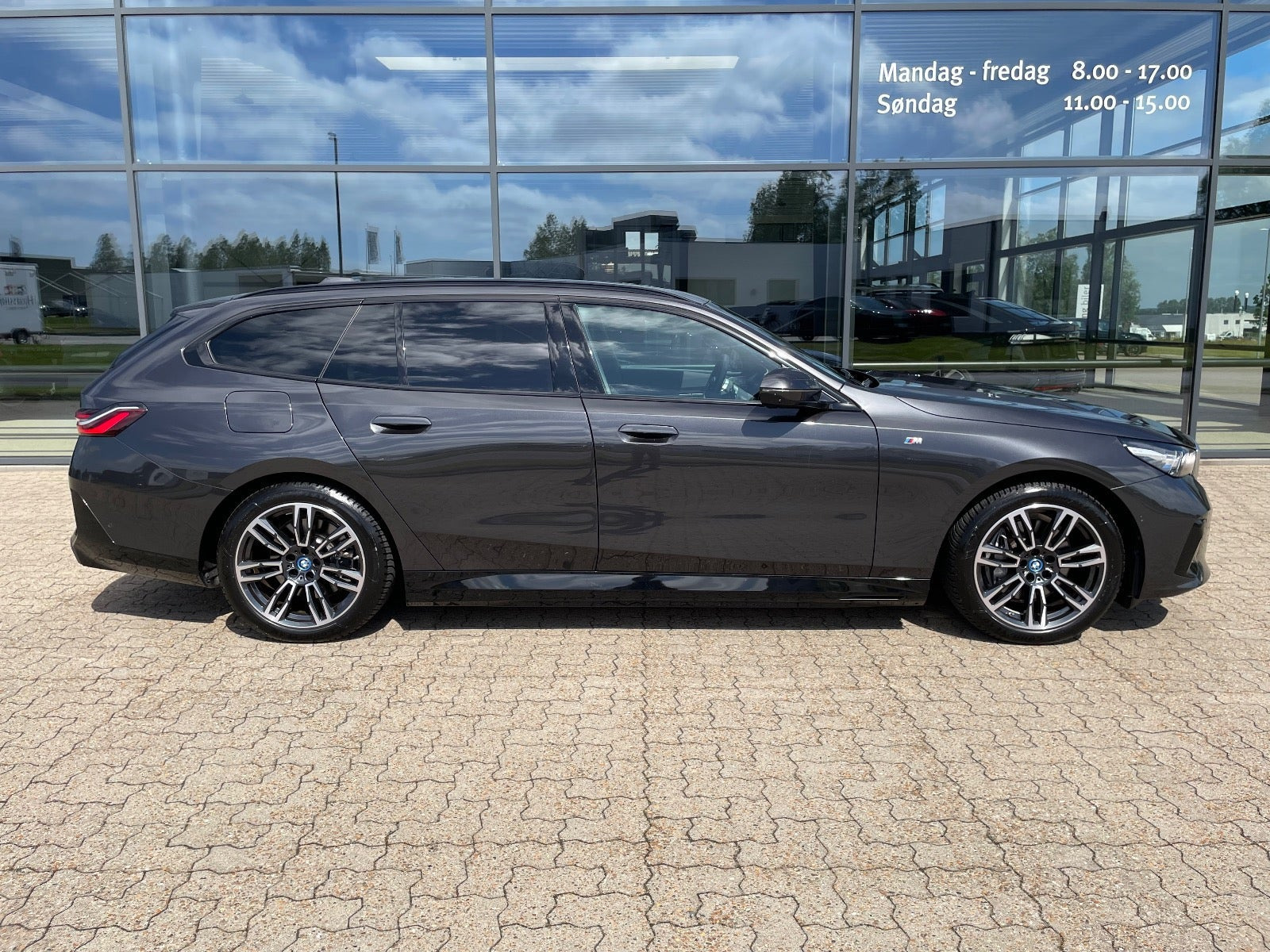 Grå BMW i5 fra 2025