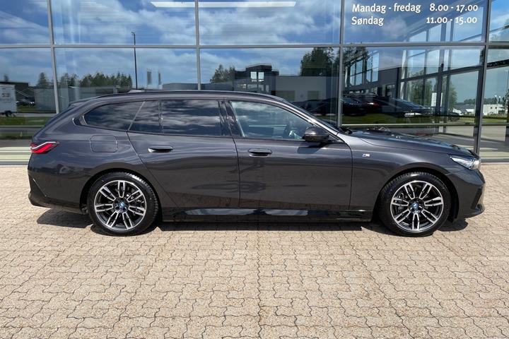 Grå BMW i5 fra 2025