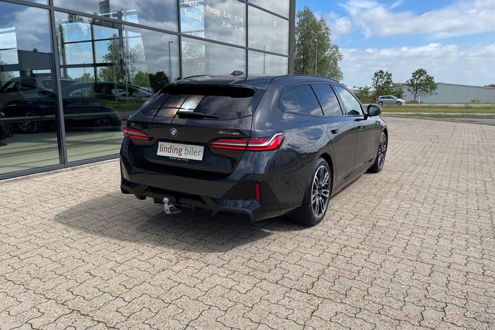 Grå BMW i5 fra 2025