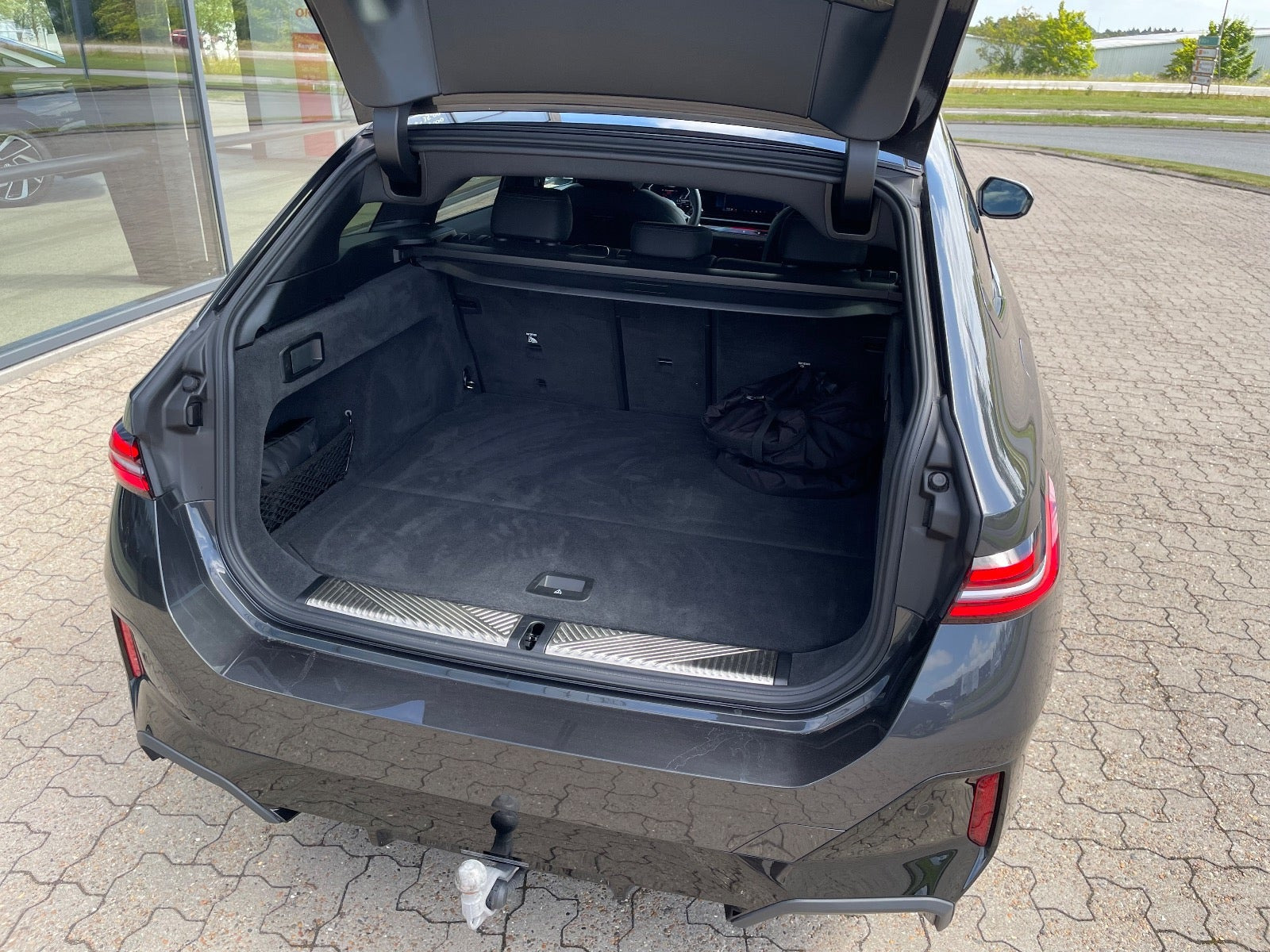 Grå BMW i5 fra 2025
