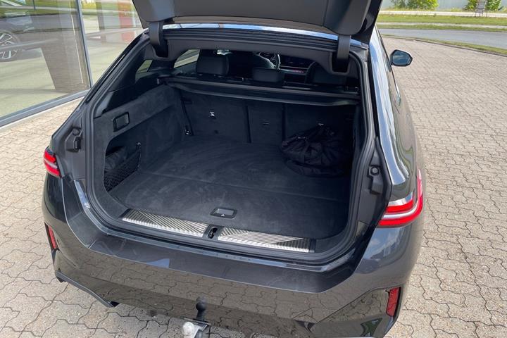 Grå BMW i5 fra 2025