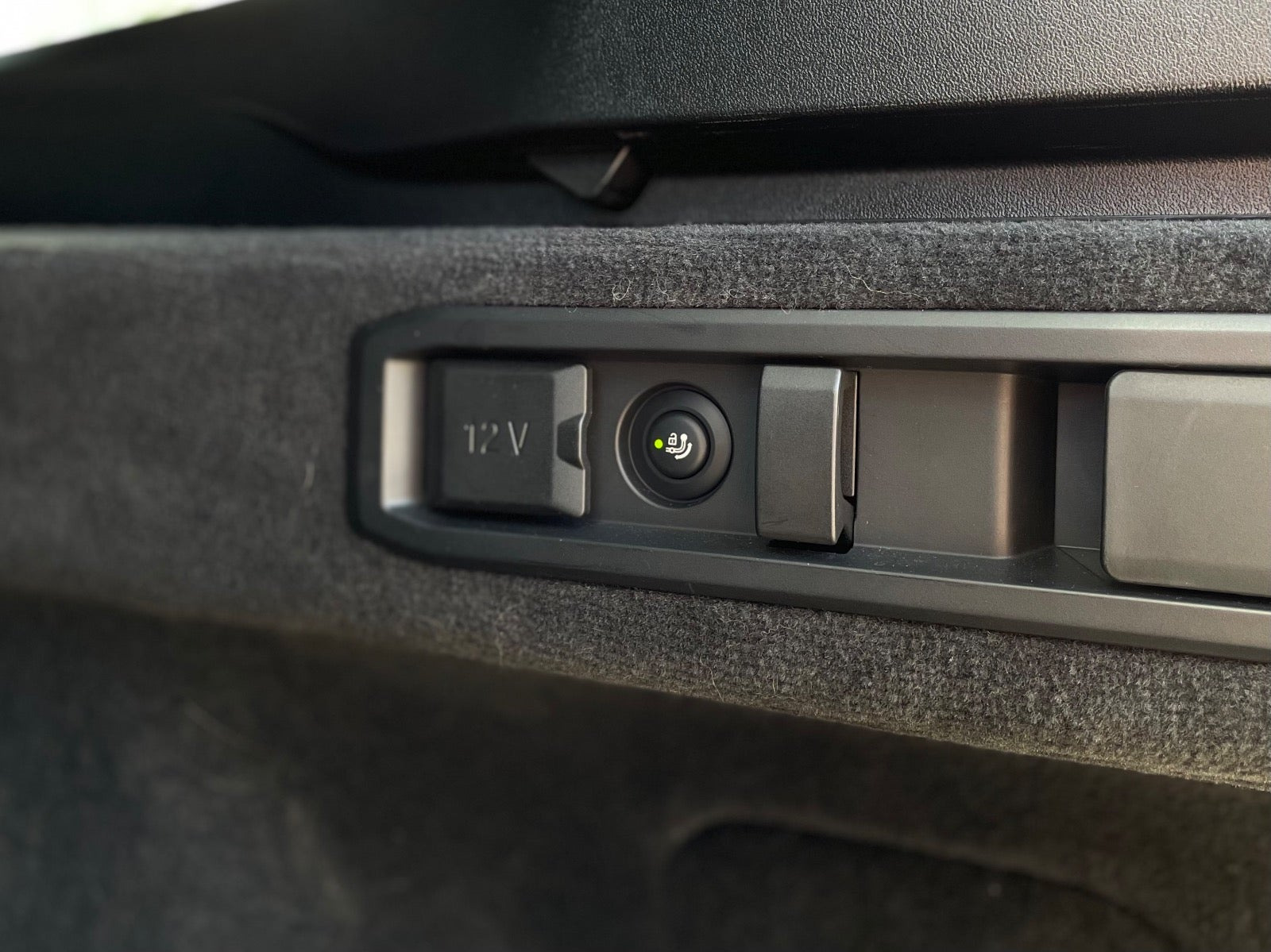 Grå BMW i5 fra 2025
