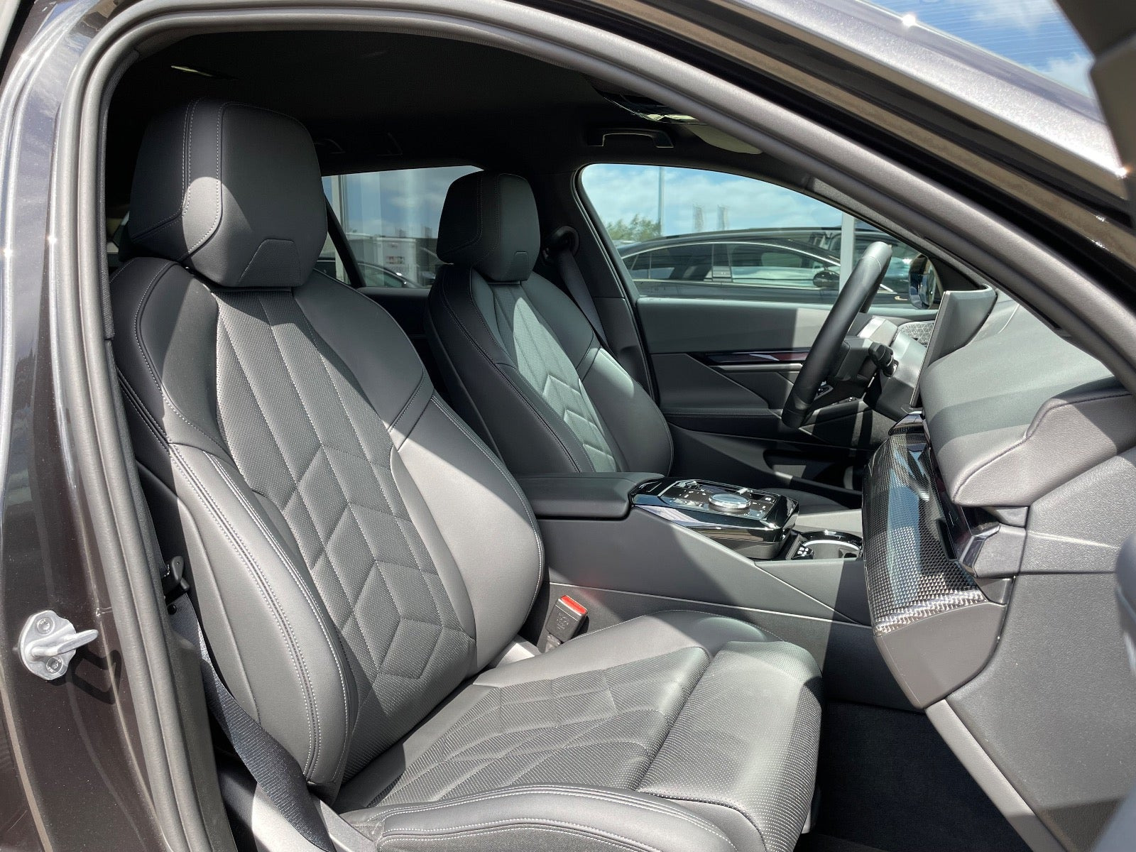 Grå BMW i5 fra 2025
