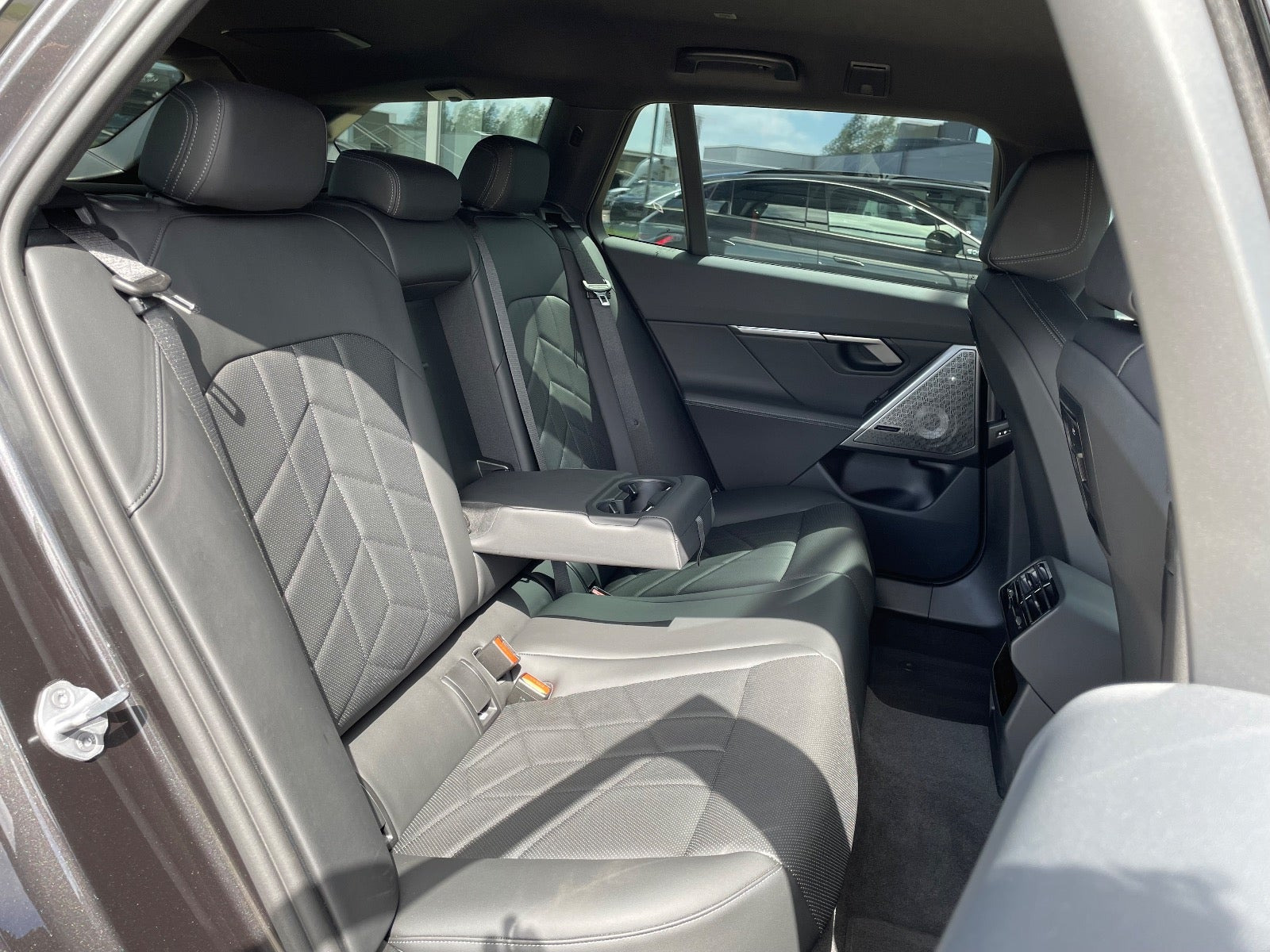 Grå BMW i5 fra 2025