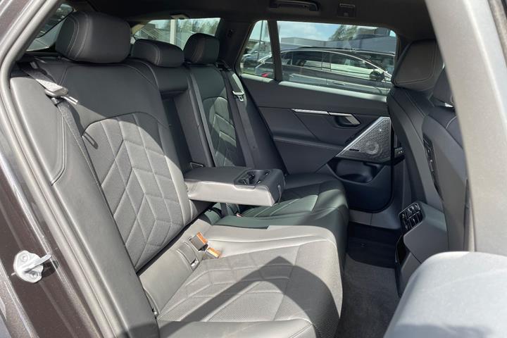 Grå BMW i5 fra 2025