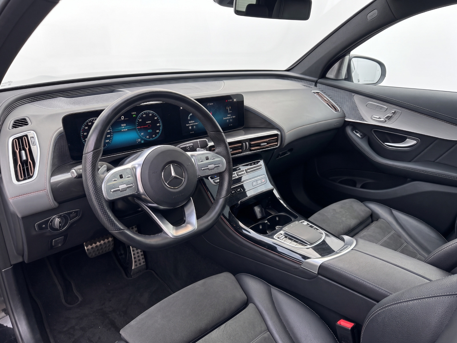 Orange Mercedes EQC400 fra 2021