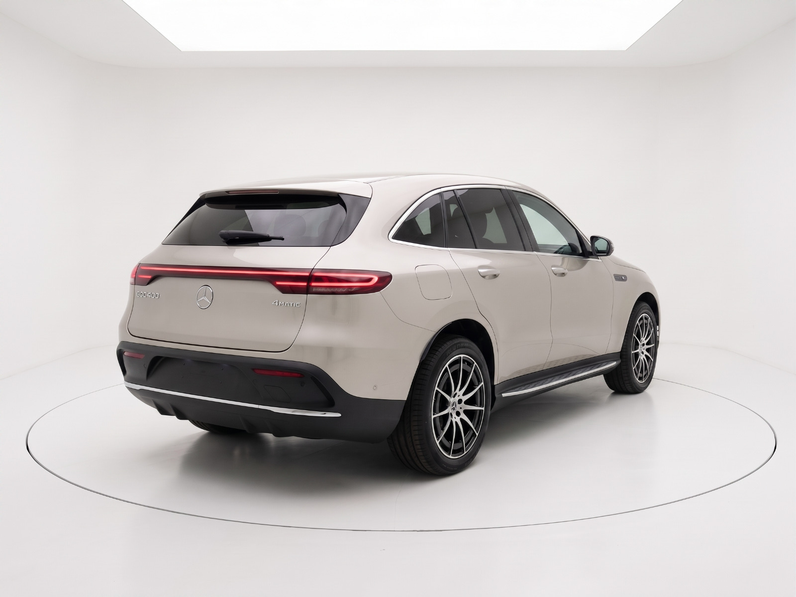 Orange Mercedes EQC400 fra 2021