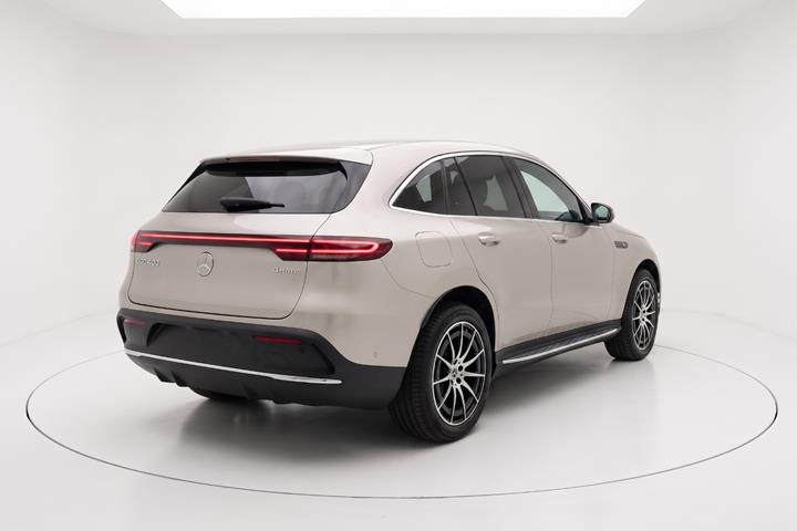 Orange Mercedes EQC400 fra 2021