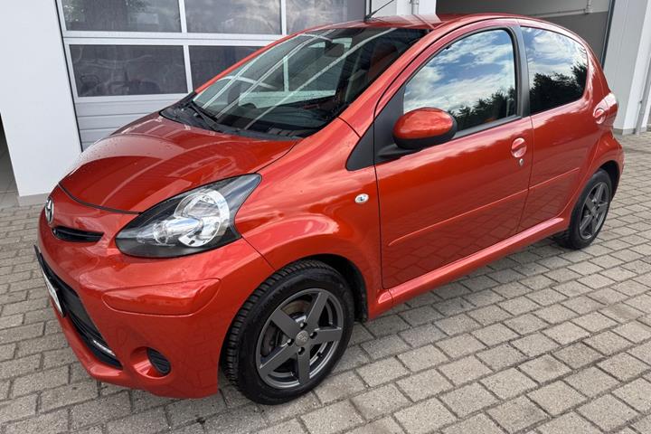 Orange Toyota Aygo fra 2012