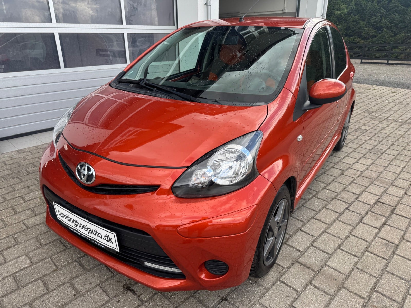 Orange Toyota Aygo fra 2012