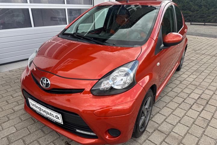 Orange Toyota Aygo fra 2012