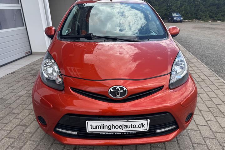 Orange Toyota Aygo fra 2012